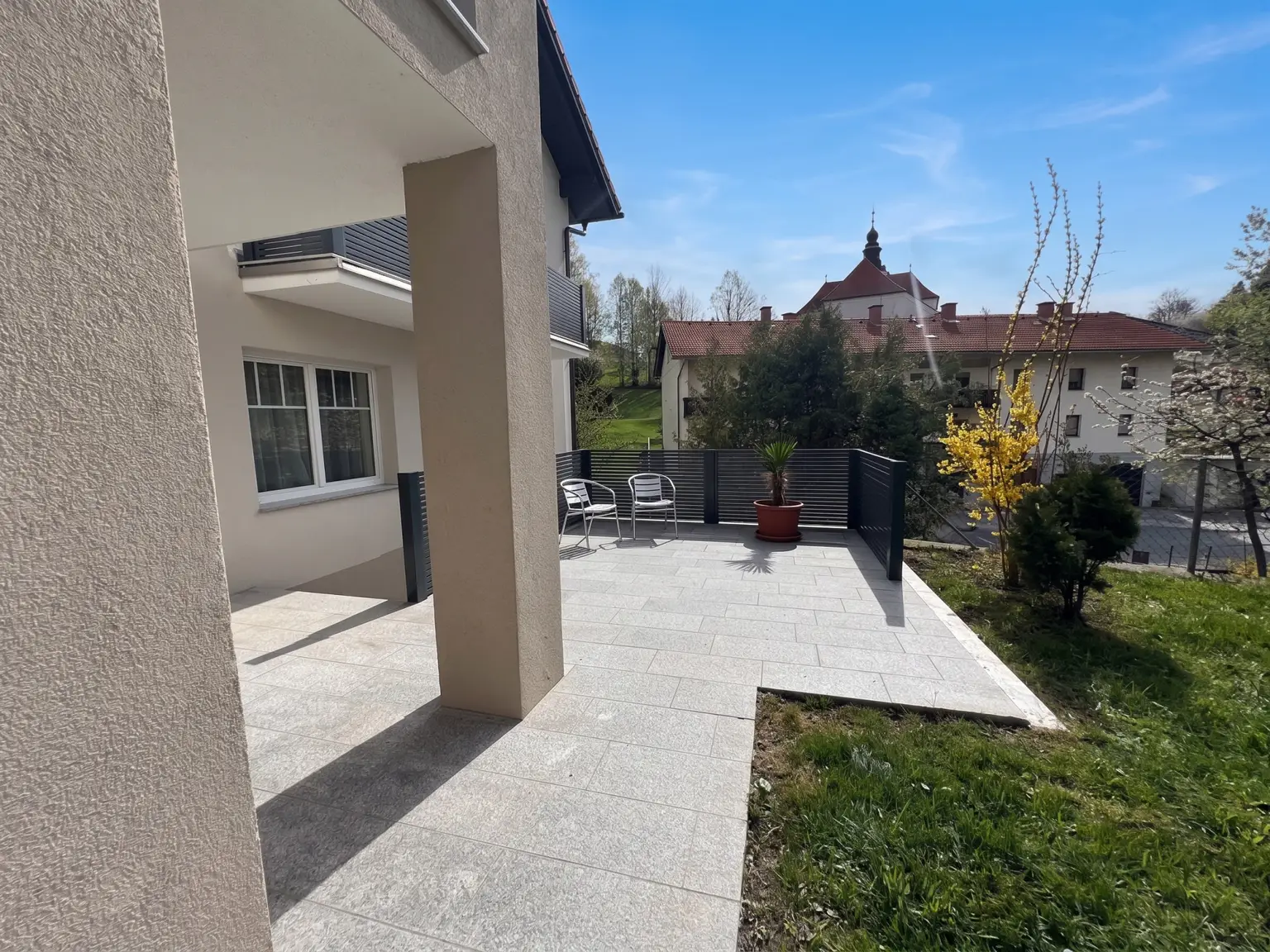 Terrasse mit Blick zur Dorfkirchen