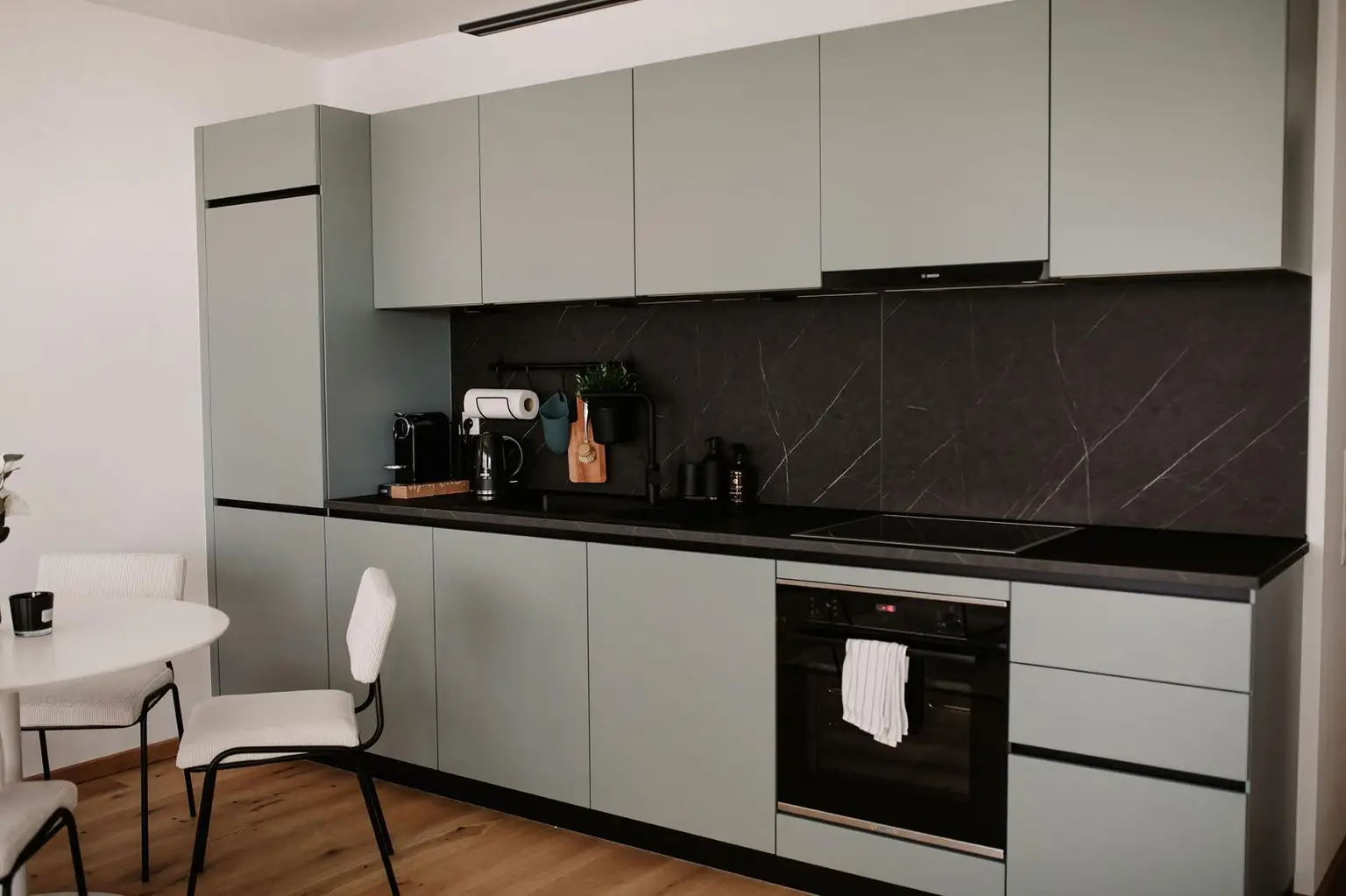 Modern Living im Erstbezug – Stilvolle 2-Zimmer-Dachgeschosswohnung mit Loggia & Klimakomfort