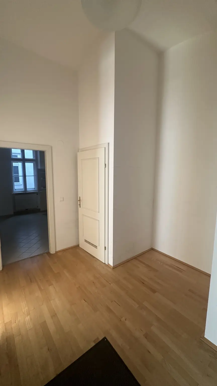 UNBEFRISTET UND IN RENOVIERUNG: Helle, ruhige 2-Zimmer-Wohnung