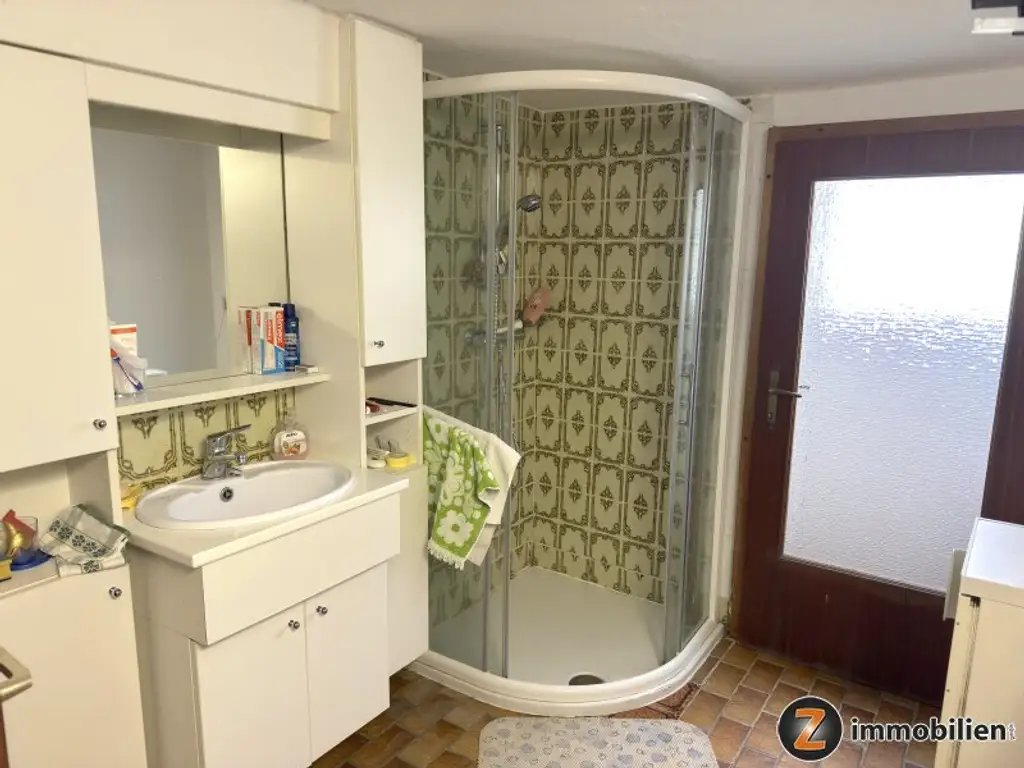 Unterkellertes Einfamilienhaus mit Garage und Obstbaumbestand