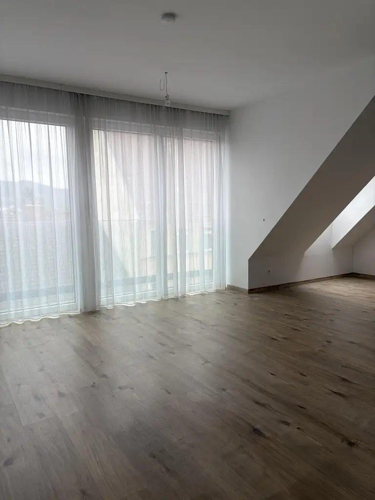2 ZIMMERWOHNUNG MIT AUSSCIHT IM DACHGESCHOSS
