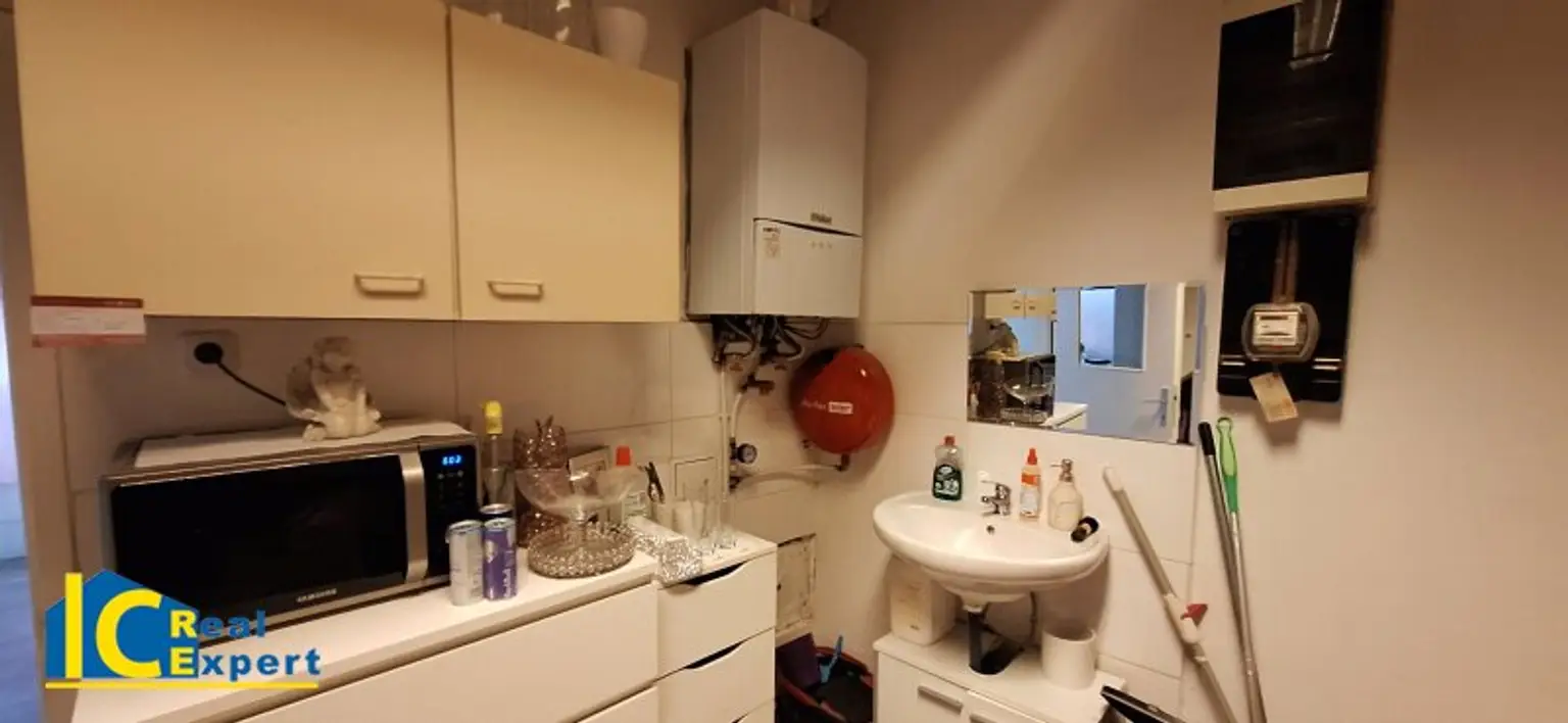 Kleine Küche mit Gastherme & Waschbecken