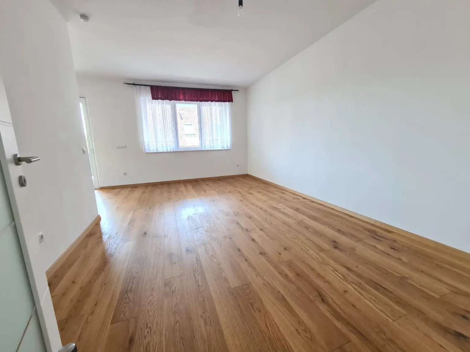 Neuwertige, wunderschöne 3-Zimmer-Wohnung mit großen Süd-Balkon