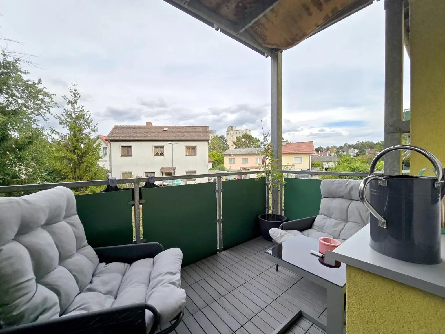 gemütlicher Balkon mit Grünblick