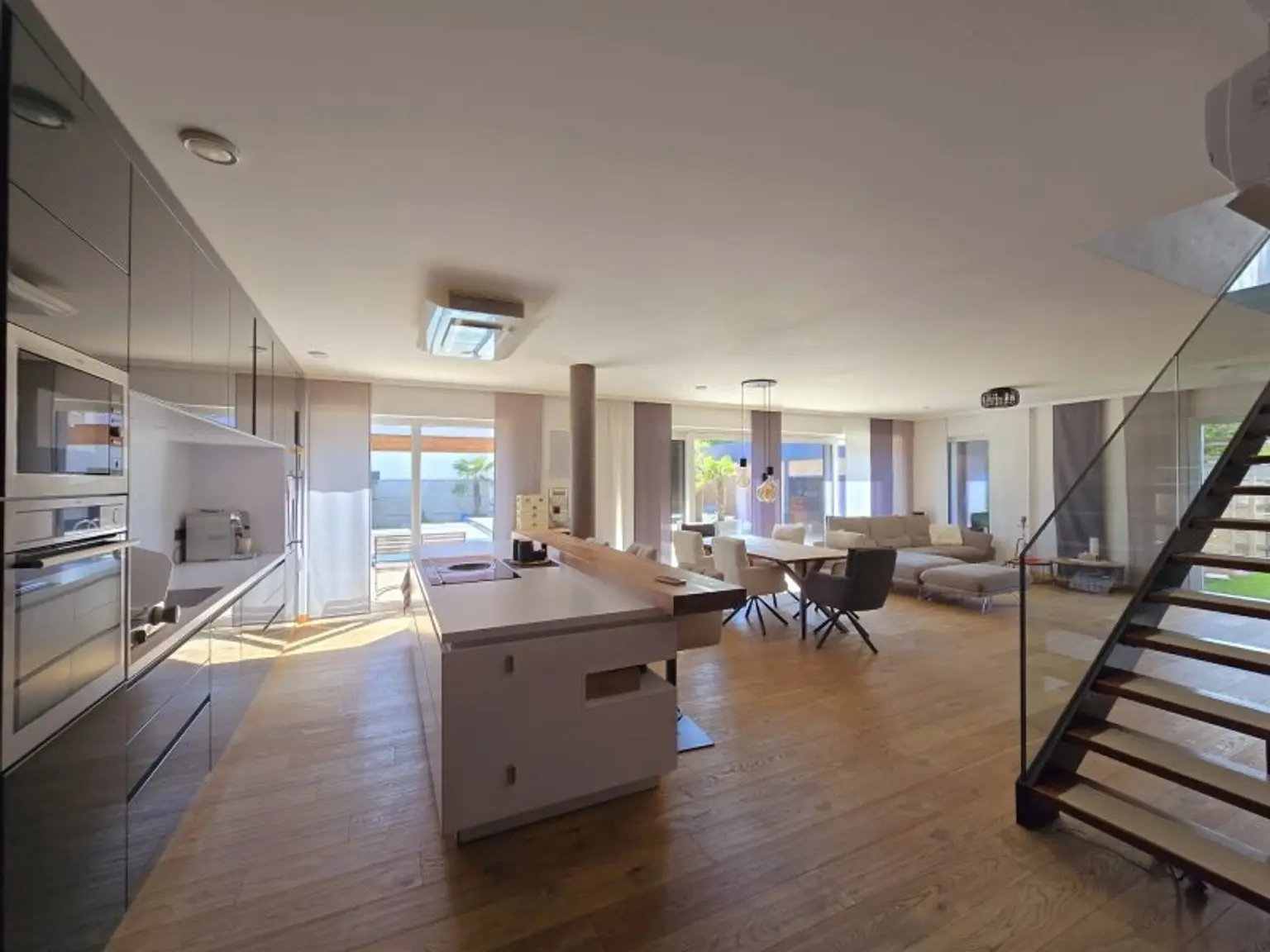 Traumhaft LUXURIÖS AUSGESSTATTETES SMART EFH in Leopoldsdorf: Wfl. 196m², 6 Zimmer, Balkon & Terrasse! + PHOTOVOLTAIK ANLAGE mit STROMSPEICHER + beheizter POOL  + GARAGE + GRILLPLATZ +