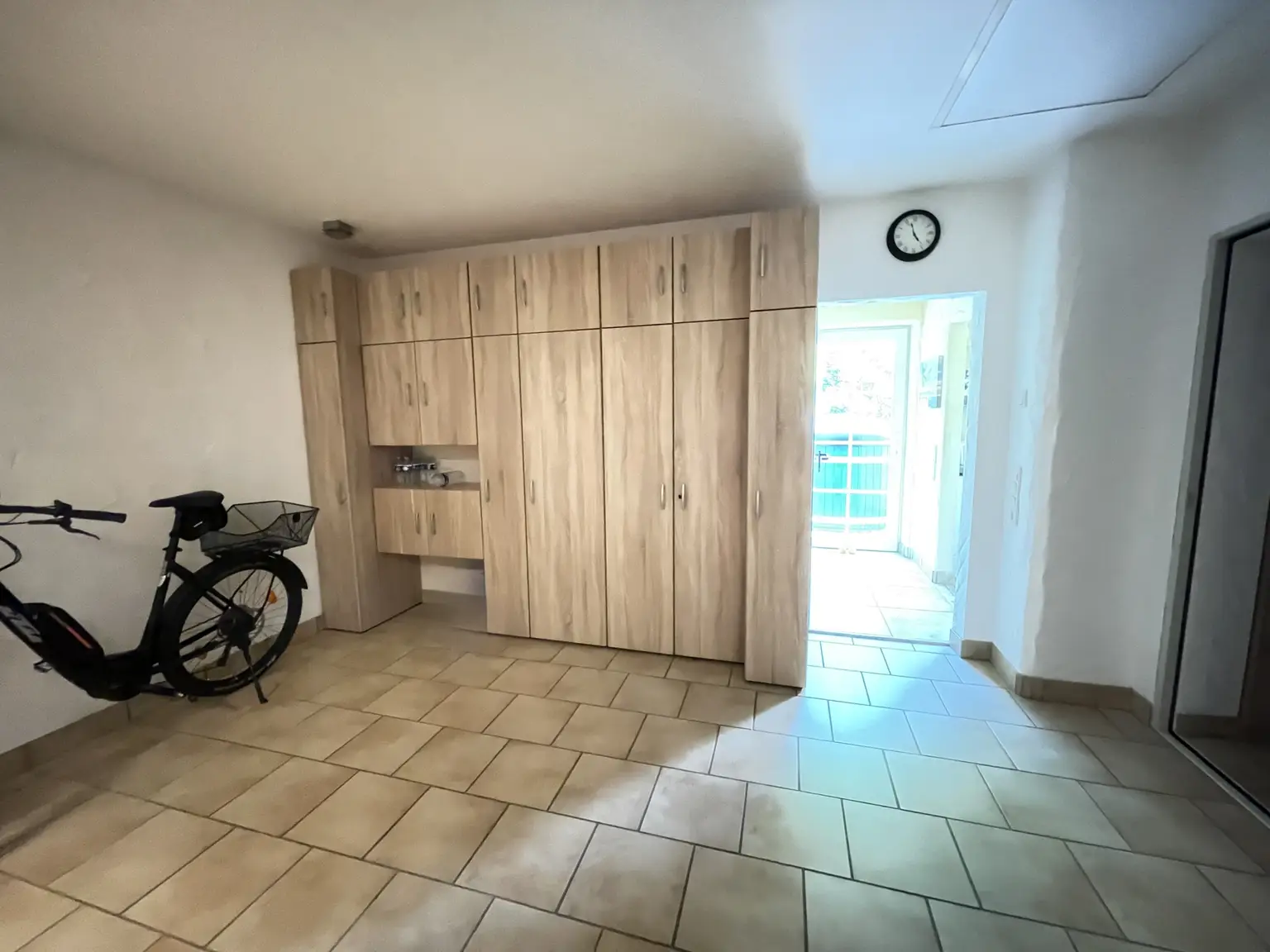 hinterer Garagenbereich + rückwärtiger Ausgang zum Grundstück