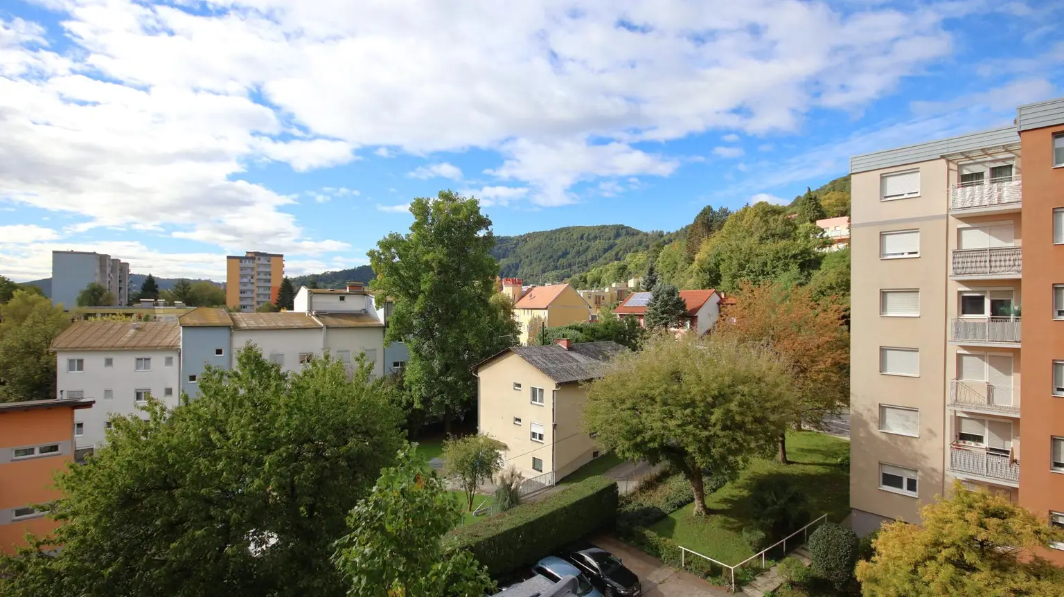Sanierungsbedürftige 2- Zimmer-Wohnung mit Balkon