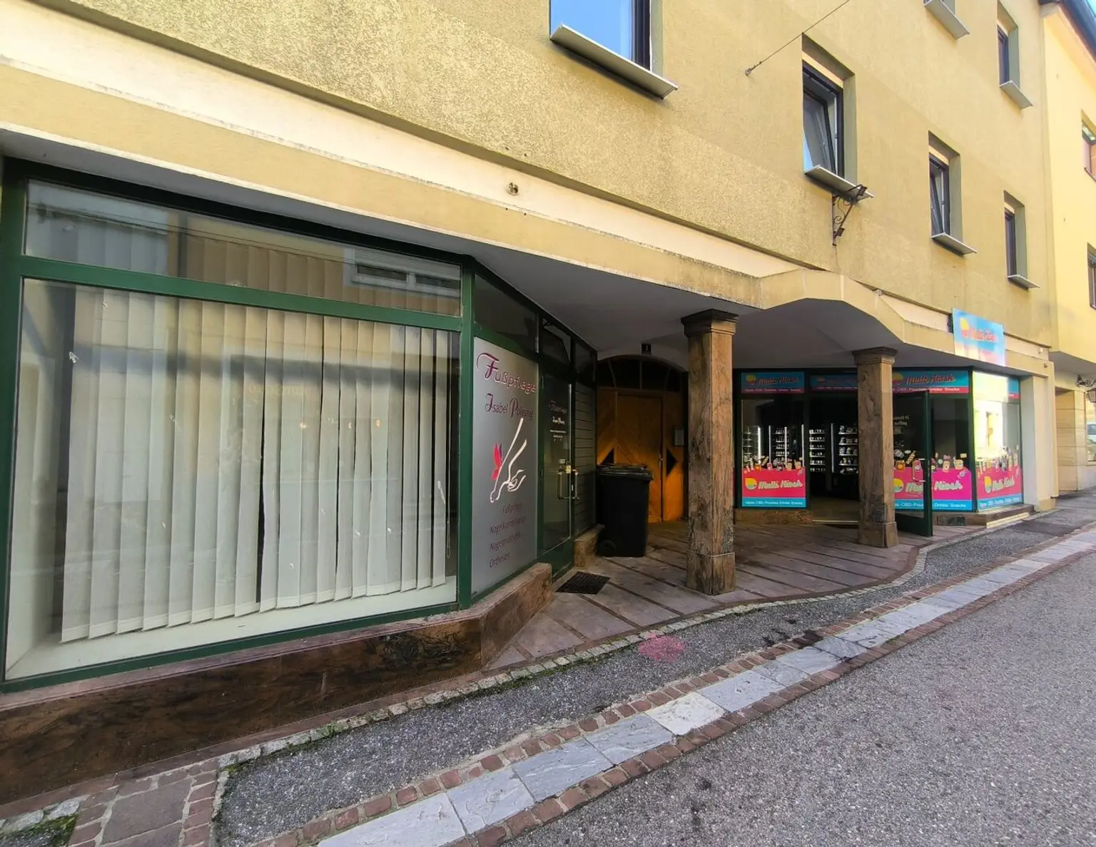 Zentral gelegenes Zinshaus mit 2 Wohnungen, 2 Geschäftslokalen und eigenem Ateliergebäude, teilsaniert.