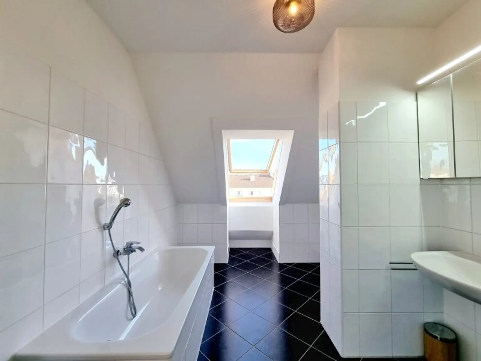 Tageslichtbadezimmer + WC