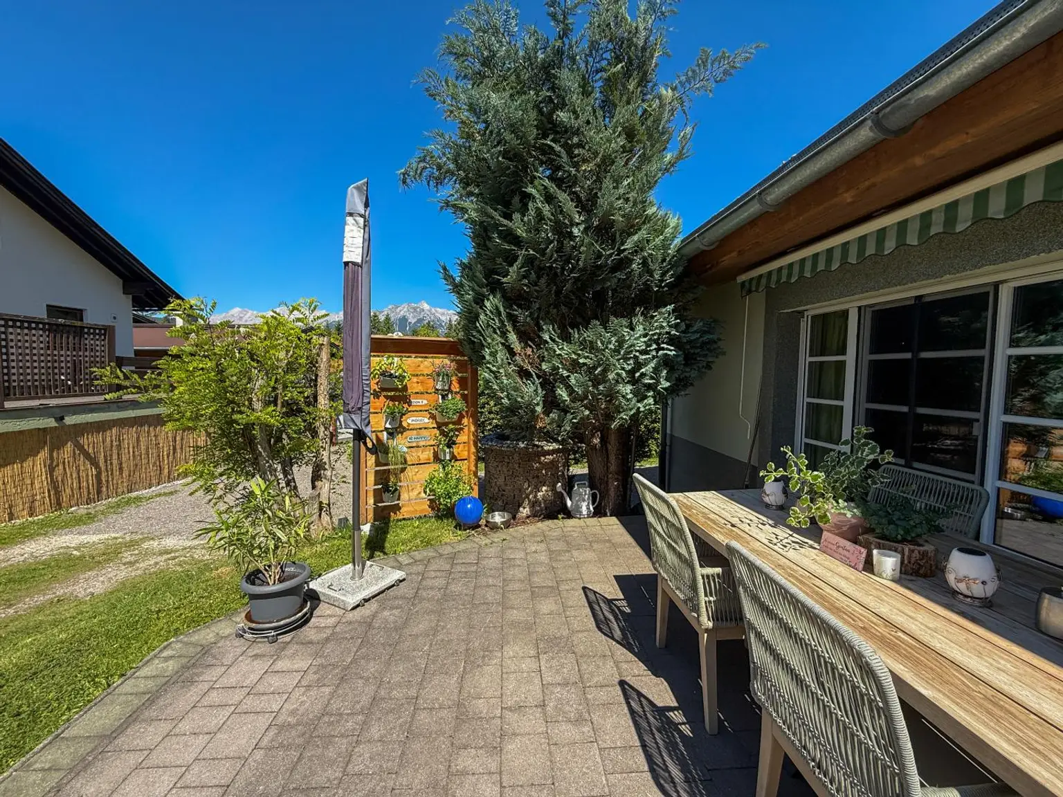 Wohnen in Seefeld – Bungalow mit Gartenidylle und Doppelgarage