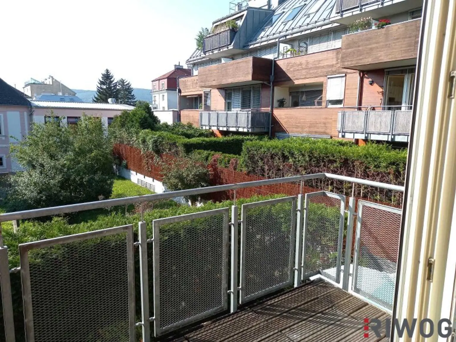 3 Zimmer-Penthouse-Wohnung mit Balkon in den grünen Innenhof gerichtet