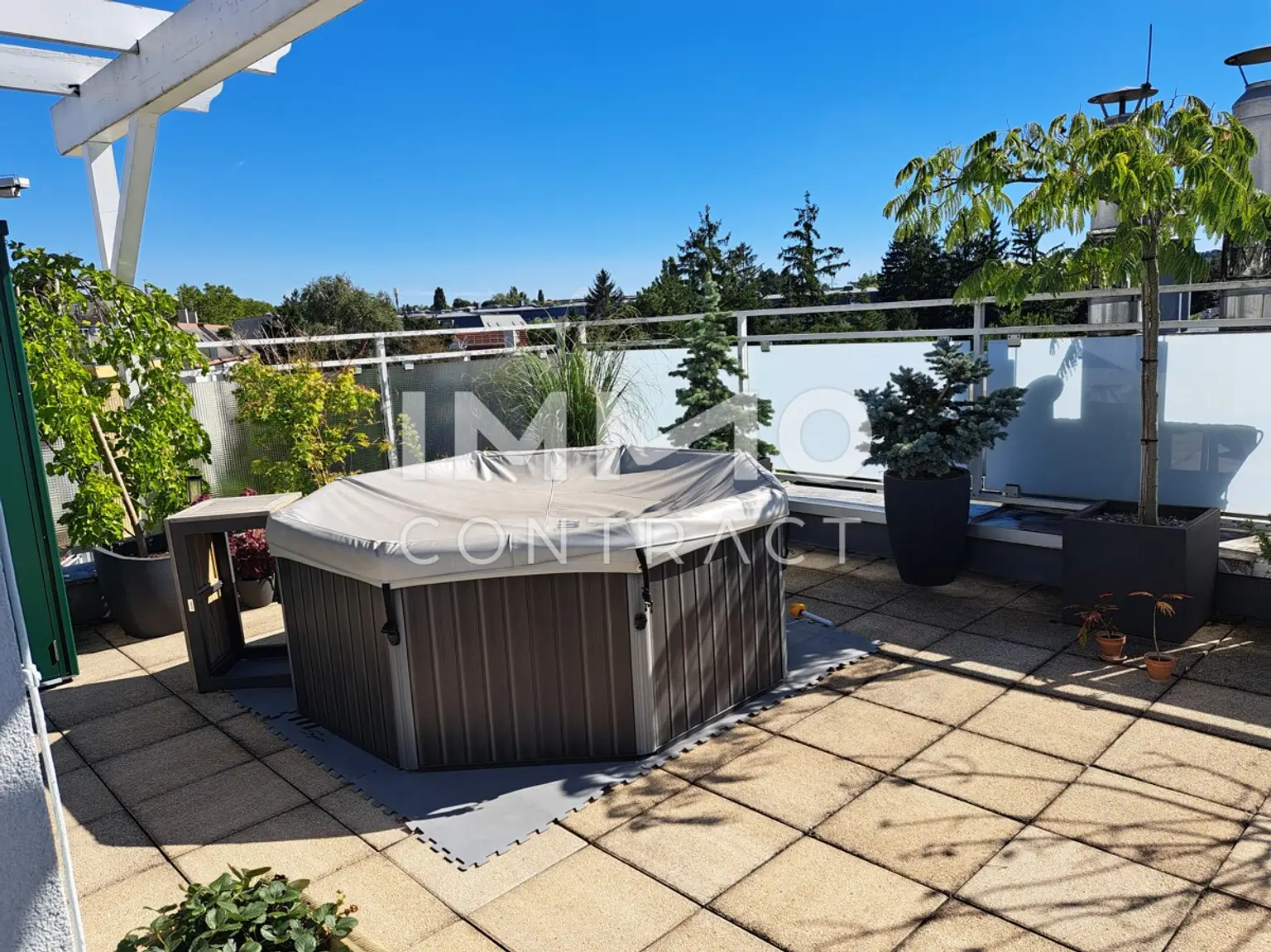 AUßERGEWÖHNLICHE DACHGESCHOSSWOHNUNG mit XL- Terrasse und XL Garagenplatz- Topzustand- Top Preis in 1130 Wien !