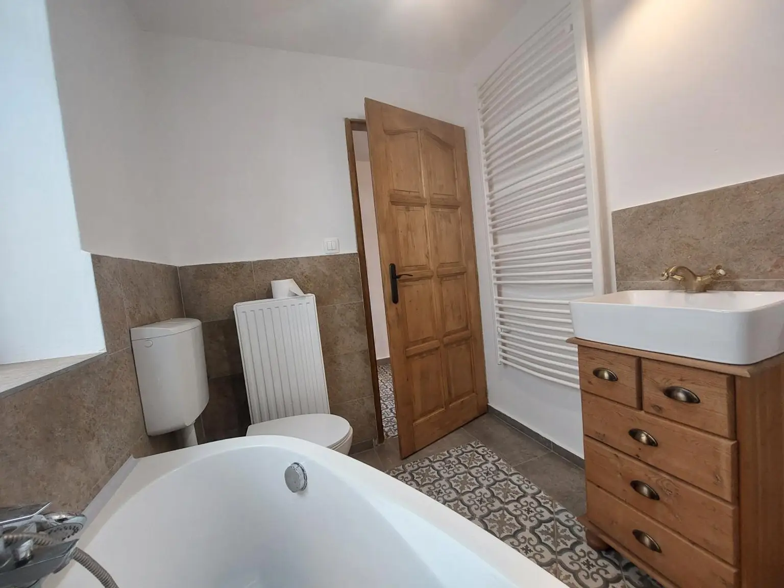 Badezimmer mit Badewanne