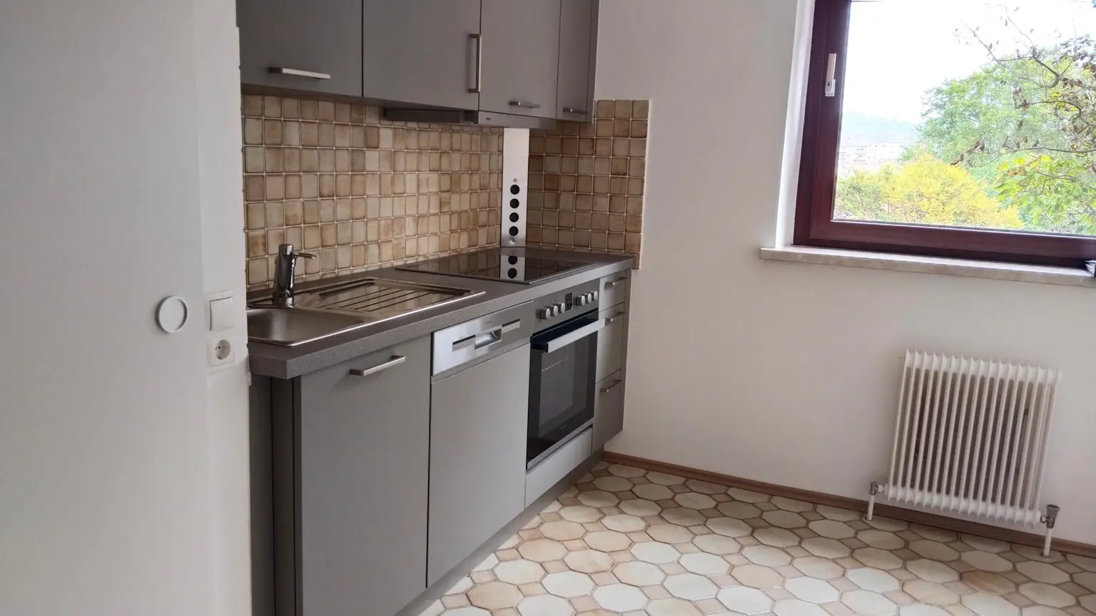 Frisch Renovierte 2-Zimmer Wohnung mit Loggia