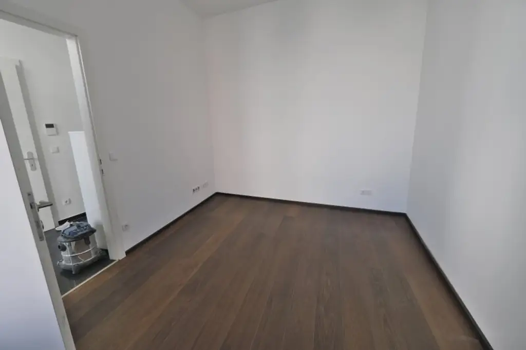 SIEBENBRUNNENPLATZ: Wohnküche + 2 Zimmer + 32 m² Terrasse (neben neuer U2-Station Reinprechtsdorfer Straße)