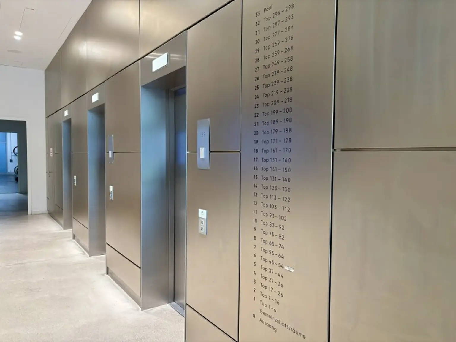 U-Bahn-Station U1 Kagran I Moderne Wohnung mit hochwertiger Ausstattung und Loggia I Donau Zentrum Nähe I Rooftop Pool I Sauna & Fitness