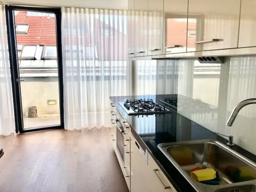 MIETWOHNUNG-INNENSTÄDTISCHE & EXQUISITE - PENTHOUSE- WOHNUNG-OHNE DACHSCHRÄGEN! mit 2,5-Zimmern in Top Lage - NASCHMARKT - 1060 WIEN!