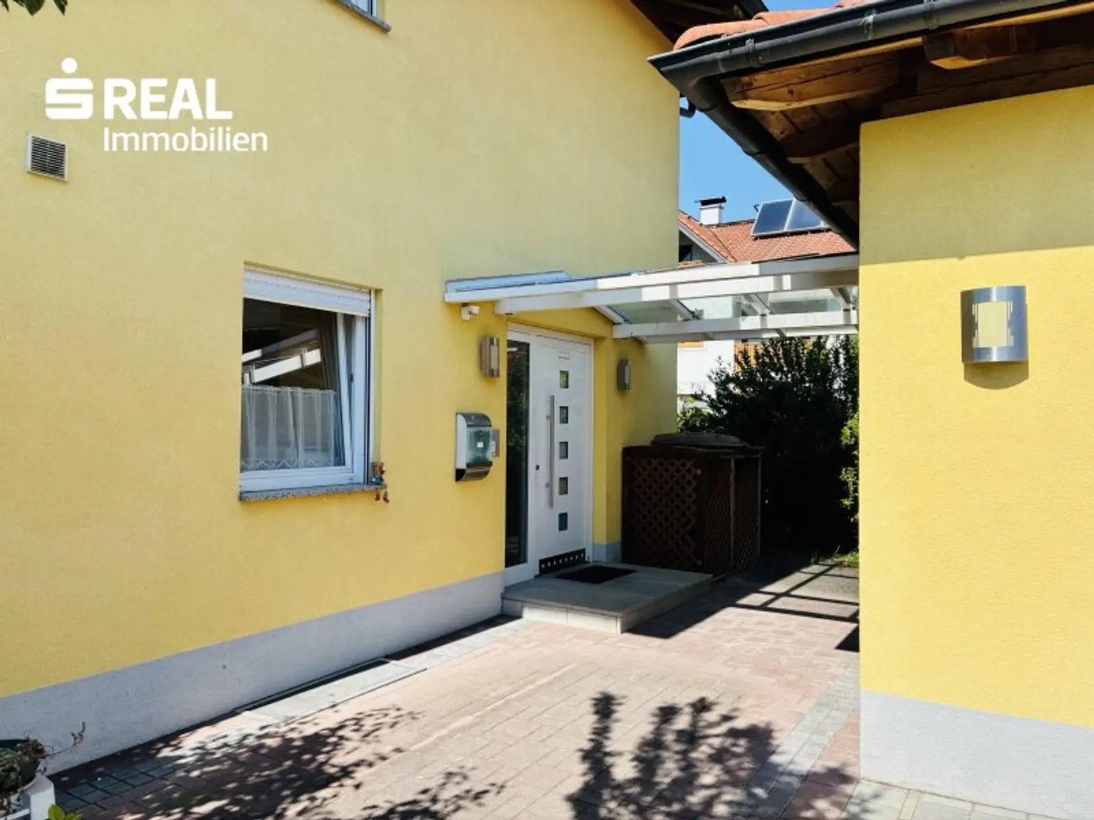 überdachter Bereich zwischen Garage und Wohnhaus