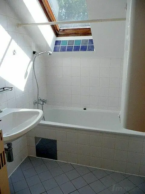 Sanierte 2-Zimmer DG-Wohnung mit Gartennutzung bei UNI und LKH