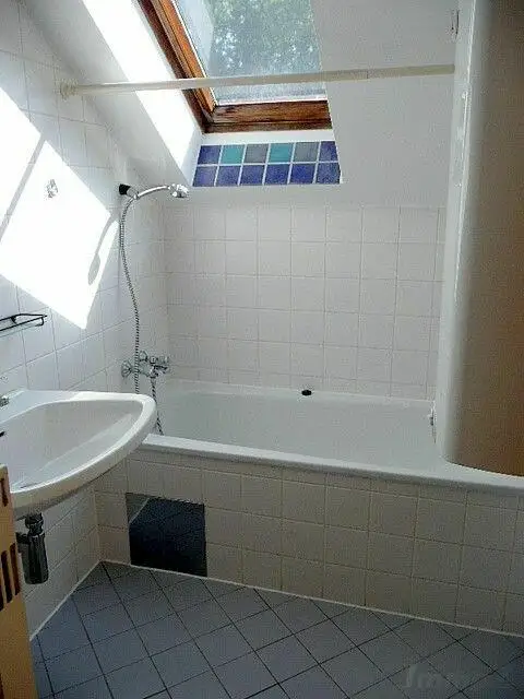 Sanierte 2-Zimmer DG-Wohnung mit Gartennutzung bei UNI und LKH