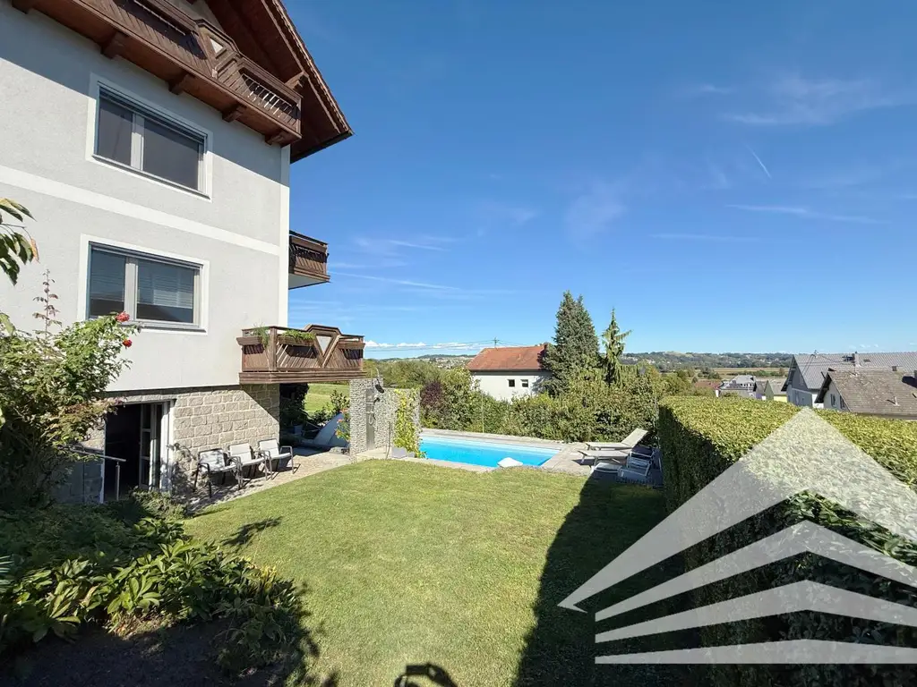 Großzügiges Mehrfamilienhaus in schöner Aussichtslage in Abwinden! 2 Garagen Plus Carport!