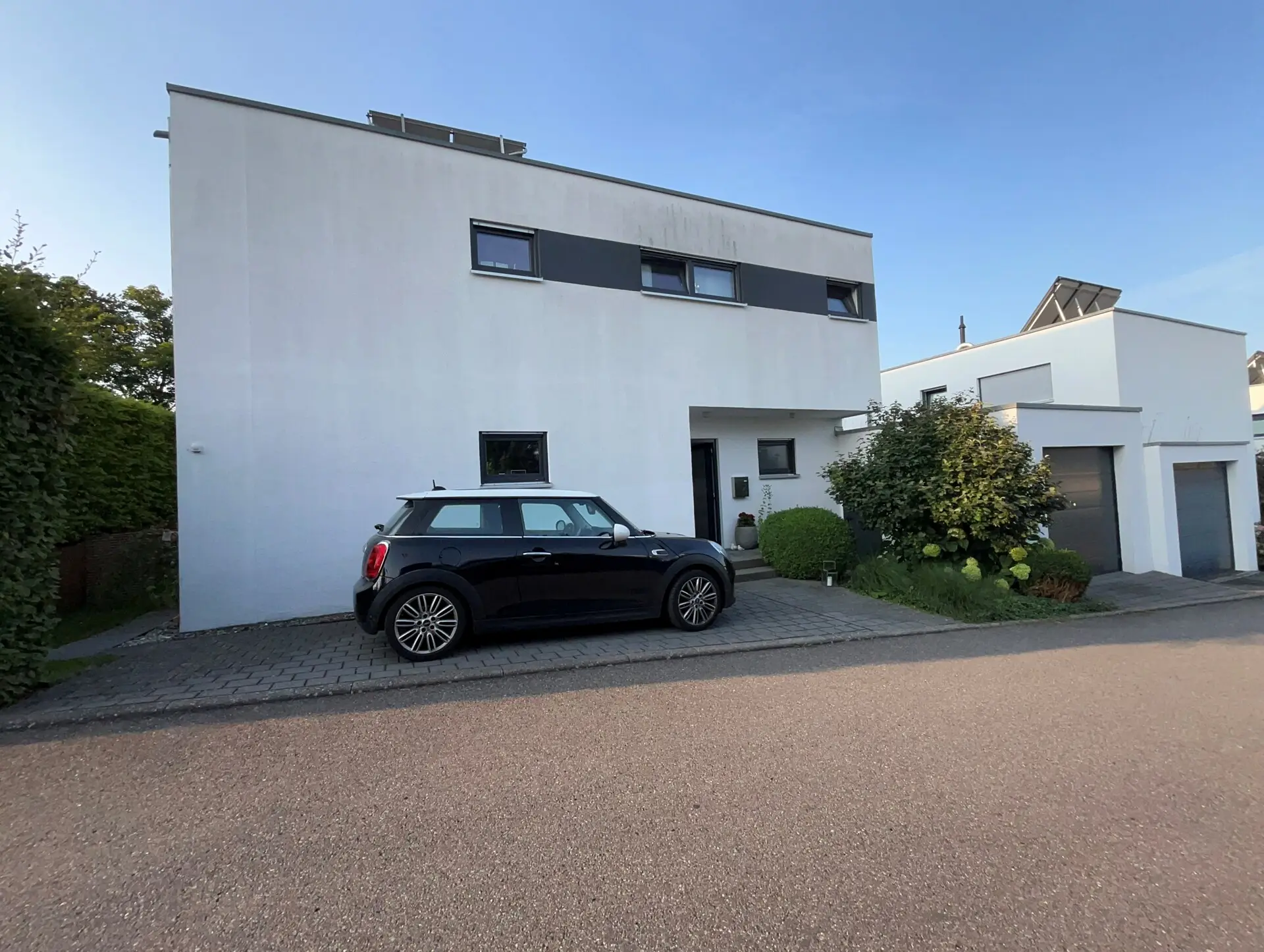 Strassenseite Cul de Sac Hausansicht Sommer Foto aus Privatbestand