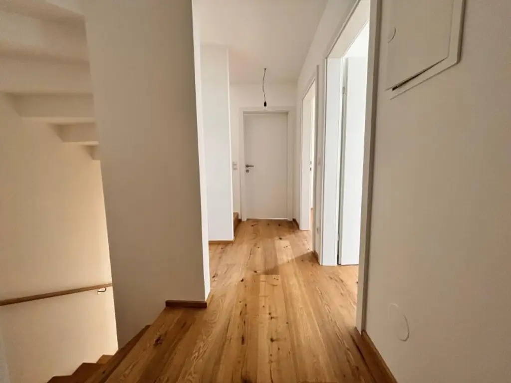 Modernes Eckreihenhaus in TOP-LAGE nahe U6: Erstbezug  mit Garten, Dachterrasse, 5 Zimmern, 2 Bädern – inkl. Küche & Stellplatz