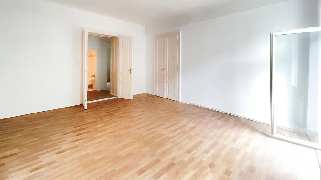 3 Zimmer mit Balkon, komplett neues Bad und WC