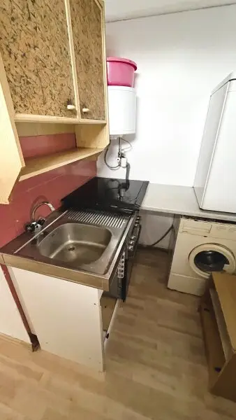 + Studentenhit + TOP LAGE + 500 m von der Fußgängerzone, Meidlinger Hauptstraße sowie der U6 entfernt + Wohnung in 1120 Wien: mit Balkon am Dach 5. Stock ohne Lift+
