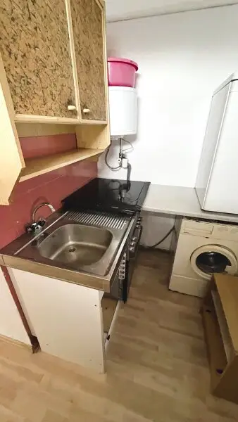 + Studentenhit + TOP LAGE + 500 m von der Fußgängerzone, Meidlinger Hauptstraße sowie der U6 entfernt + Wohnung in 1120 Wien: mit Balkon am Dach 5. Stock ohne Lift+
