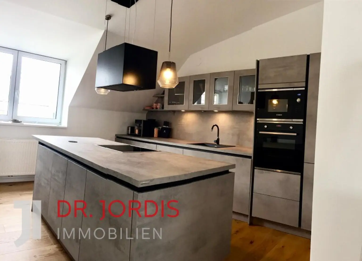 Maisonette- Dachgeschosswohnung mit Terrasse und Fernblick bis Schönbrunn, möbliert