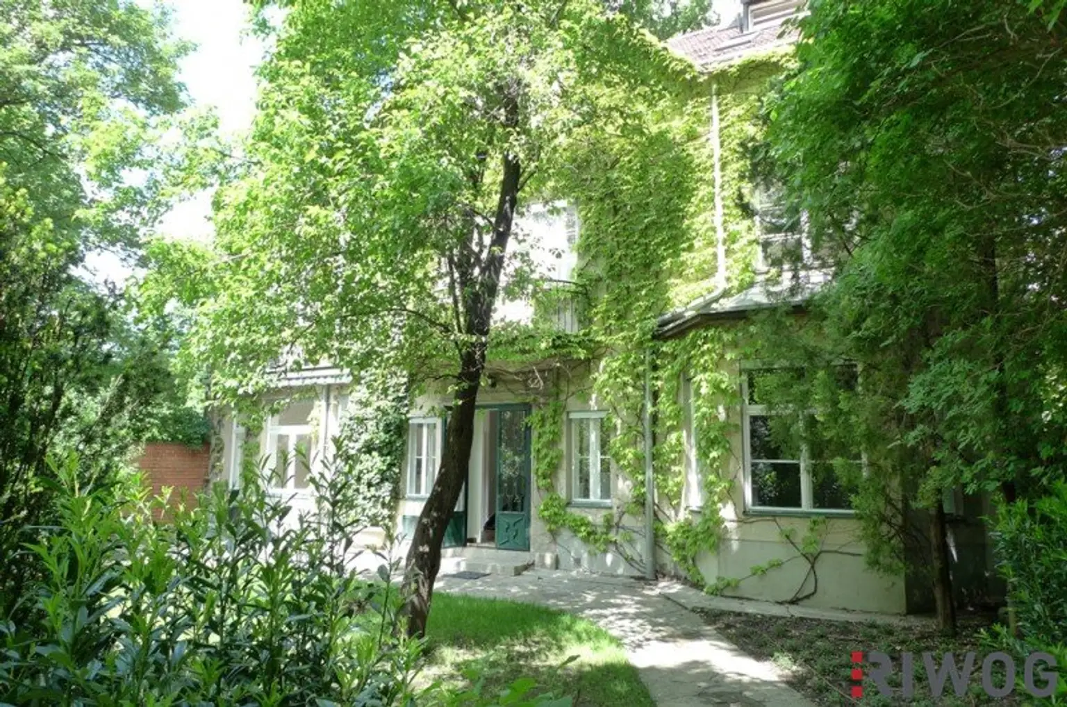 Ruhig gelegenes Hofgebäude mit Eigengarten & moderner Küche | 5 Zimmer & Keller
