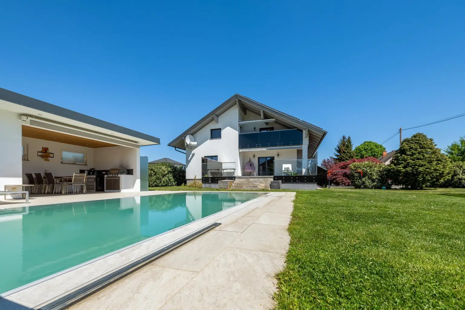 Ansicht Poolhaus und Haupthaus