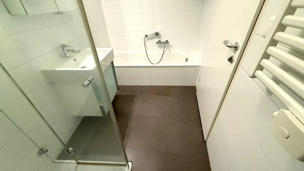 GRINZING!!! Sportliches Paar für moderne Balkonwohnung im 2.OG ohne Lift gesucht! :)