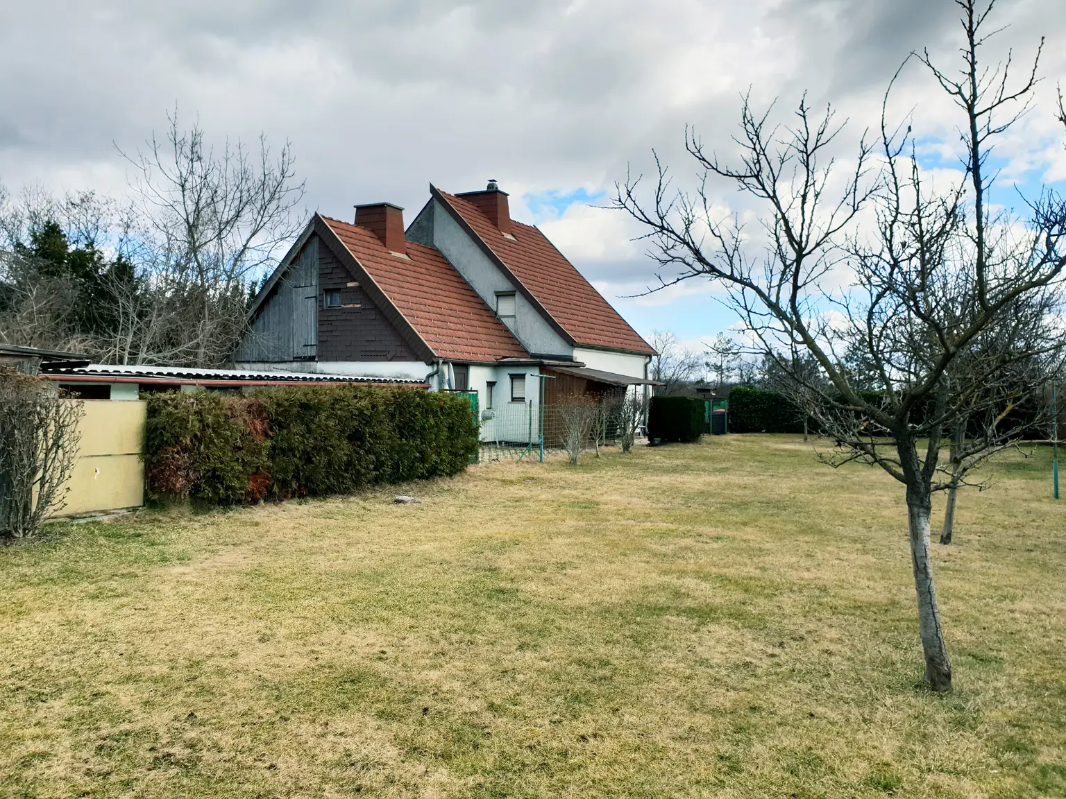 Sanierungsbedarf - Doppelhaushälfte mit Garten + Nebengebäude!!