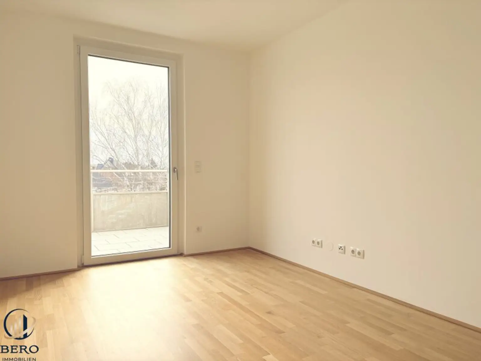 1. Zimmer Richtung Balkon