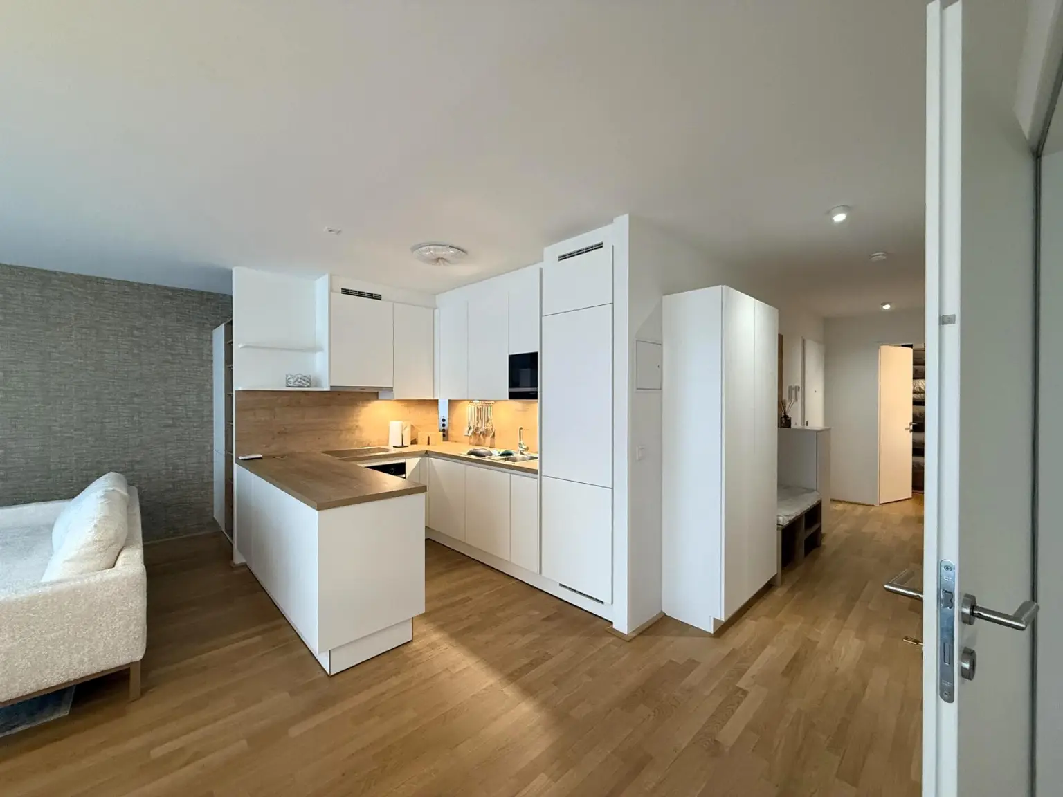 Exklusiv und komplett möblierte 3-Zimmer-Terrassenwohnung für gehob. Ansprüche // Excl. and fully furnished 3-room terr. apt for discerning tastes //