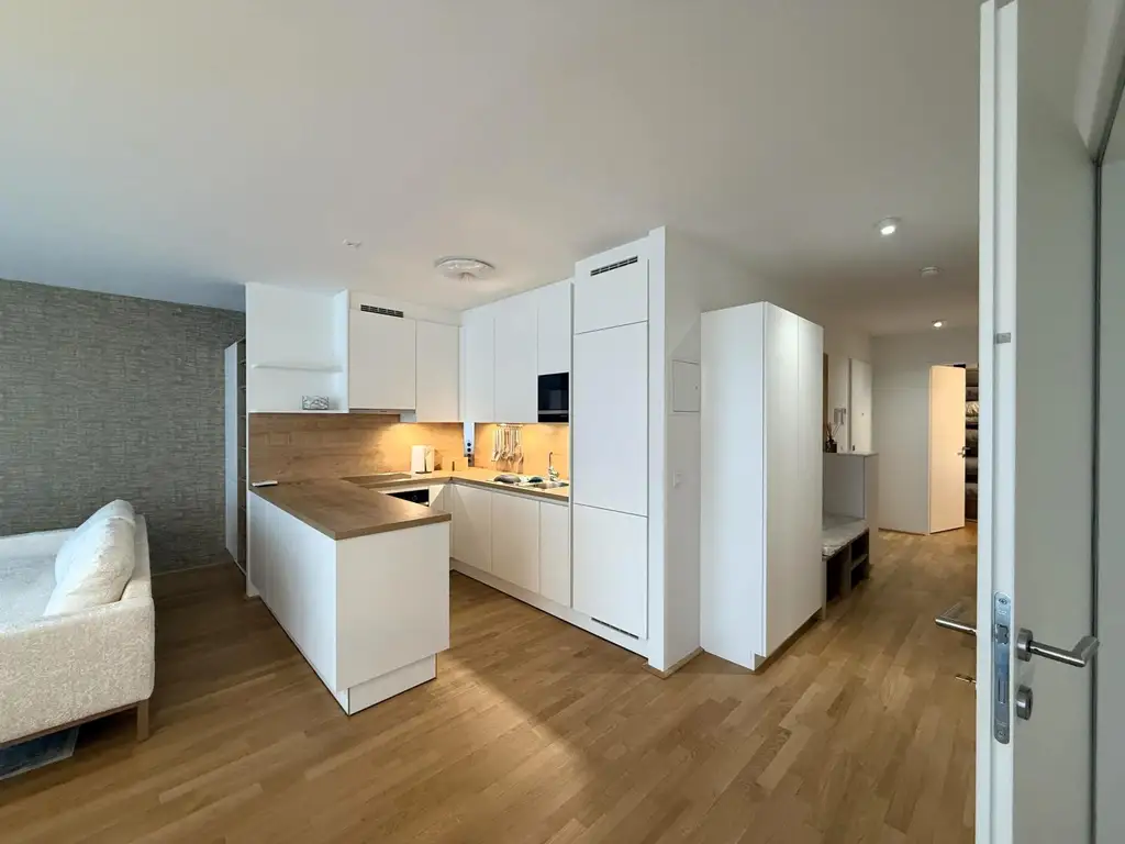 Exklusiv und komplett möblierte 3-Zimmer-Terrassenwohnung für gehob. Ansprüche // Excl. and fully furnished 3-room terr. apt for discerning tastes //