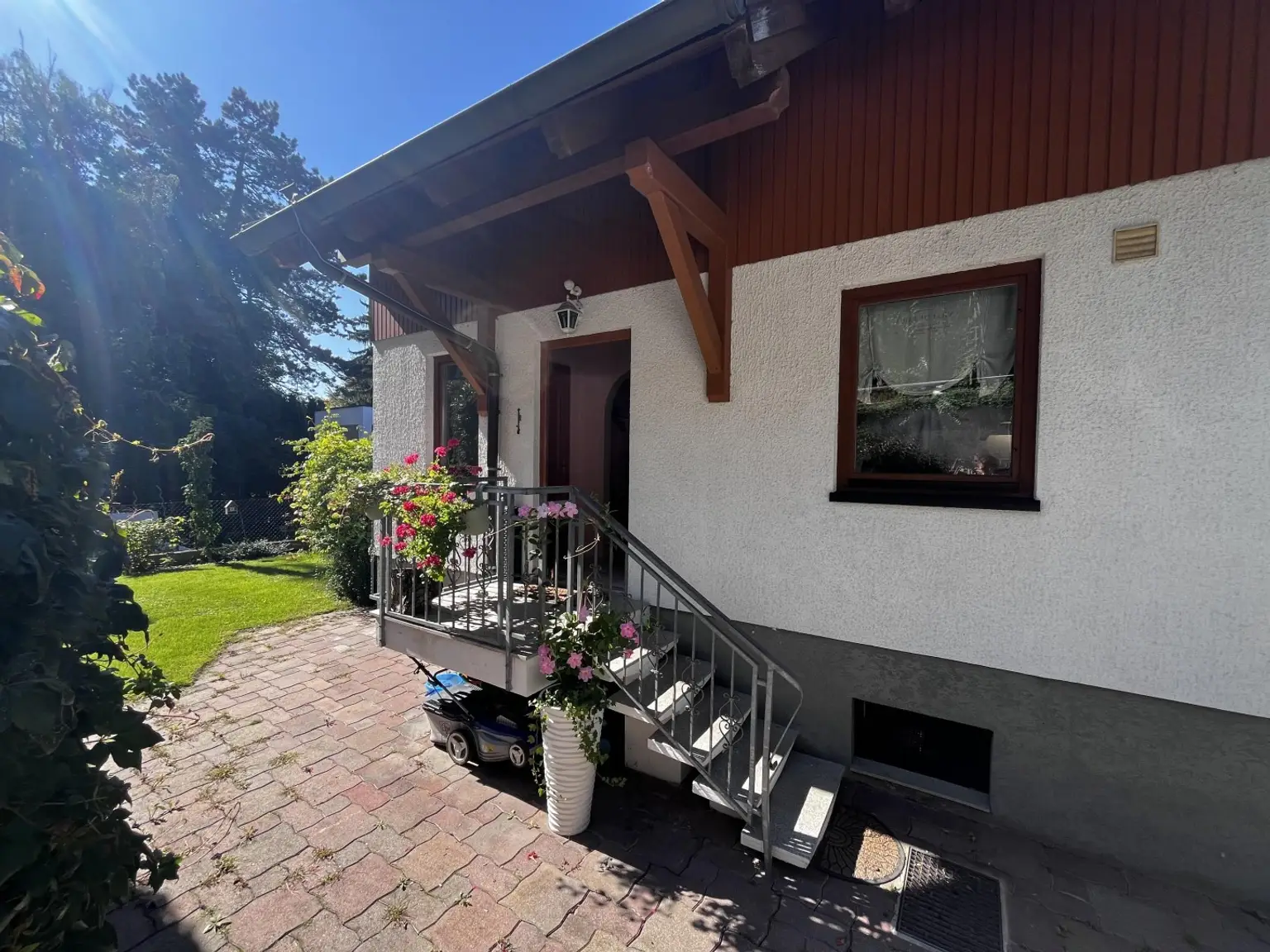 "Solides Haus mit Garten und Pool"