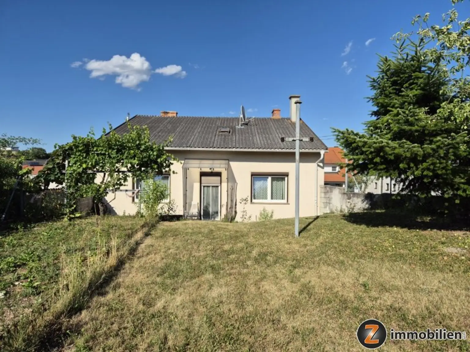Blick zum Haus vom Garten