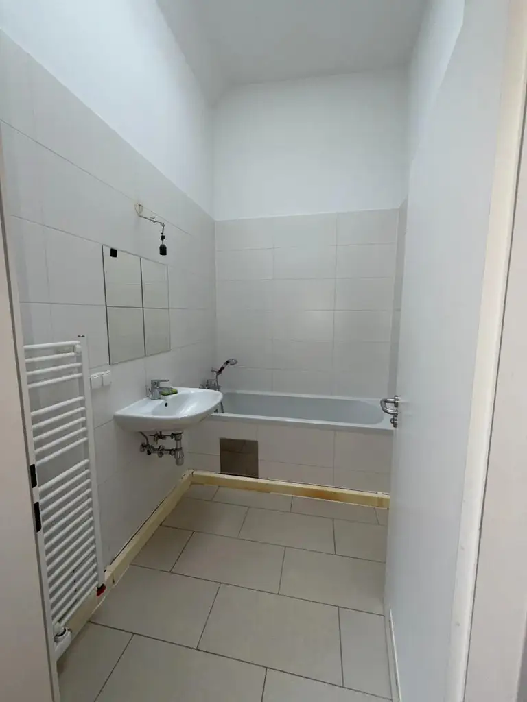 Helles 2 Zimmer - Büro - DG | wenige Schritte entfernt - Straßebahnlinie 46 | Nähe Brunnenmarkt & U6 Thaliastraße