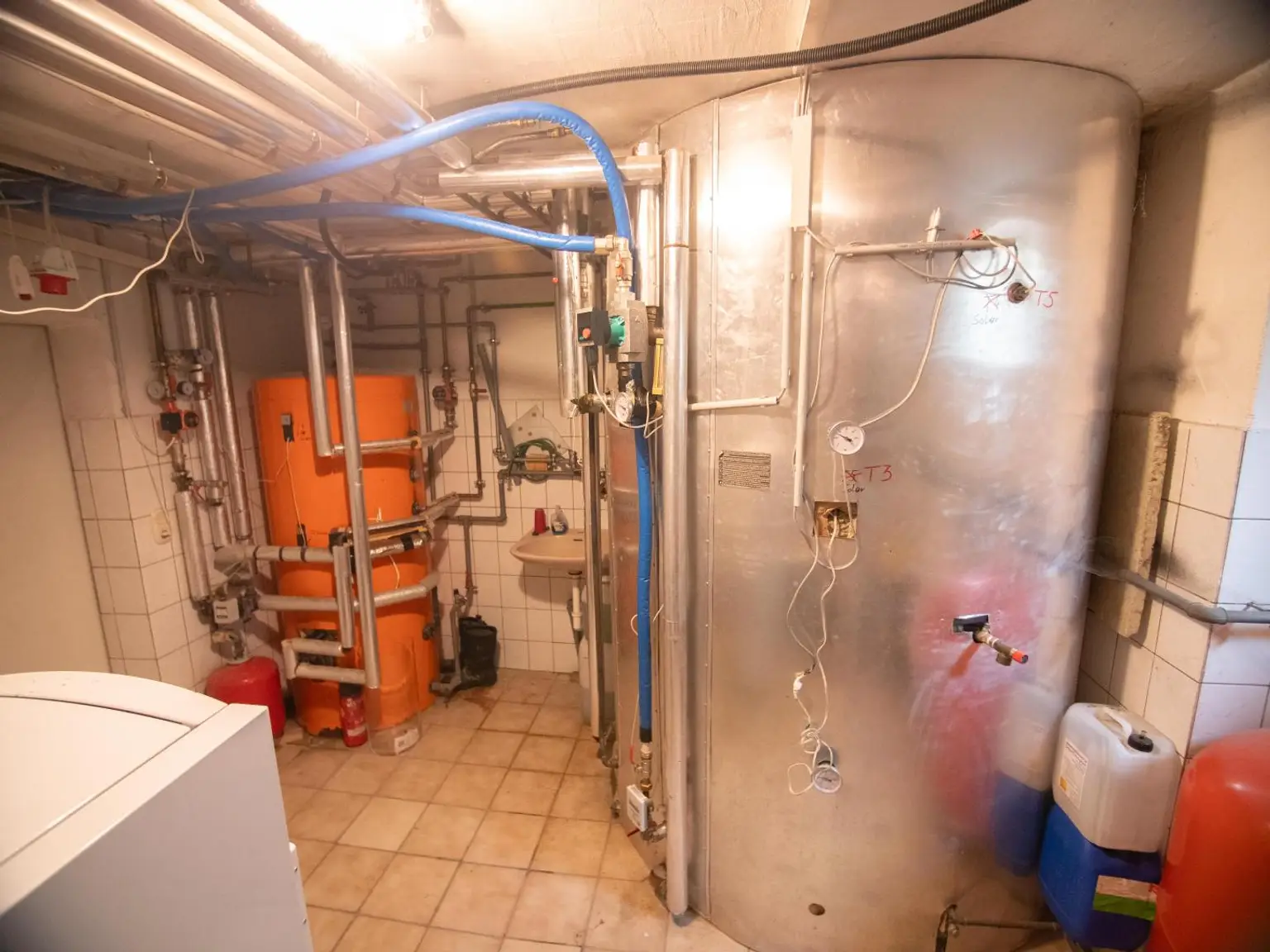 Großes Wohnhaus mit Heurigenlokal / 5 Gästezimmern und einem Miethaus