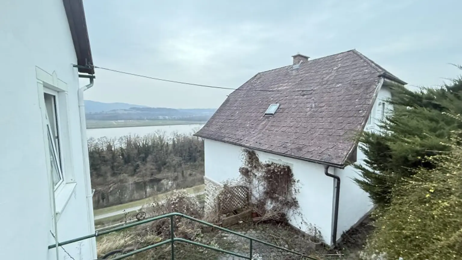 LEHEN-Donaublick bei Stift Melk gegenüber: zwei Häuser in Hanglage mit Weitblick und viel Potential!