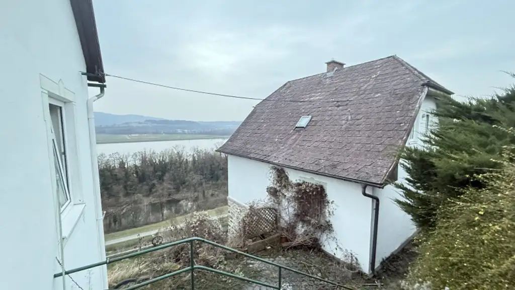 LEHEN-Donaublick bei Stift Melk gegenüber: zwei Häuser in Hanglage mit Weitblick und viel Potential!