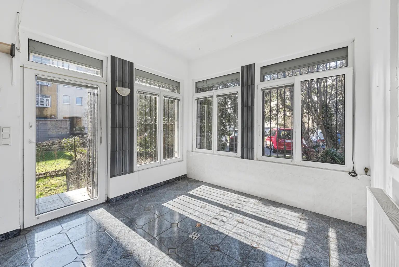 Zwei Zimmer-Gartenwohnung - sanierungsbedürftig