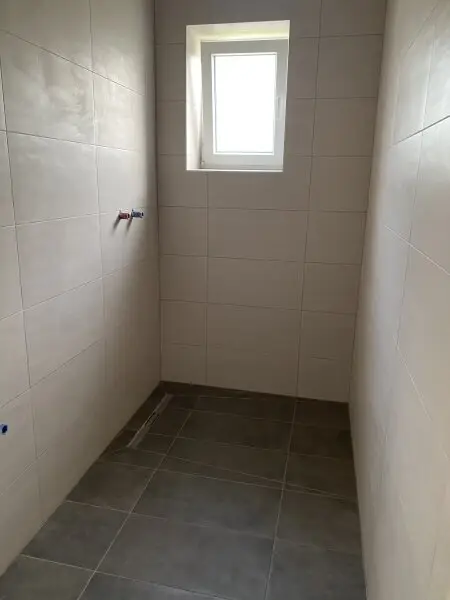 2 Häuser mit Nebengebäuden und Garten