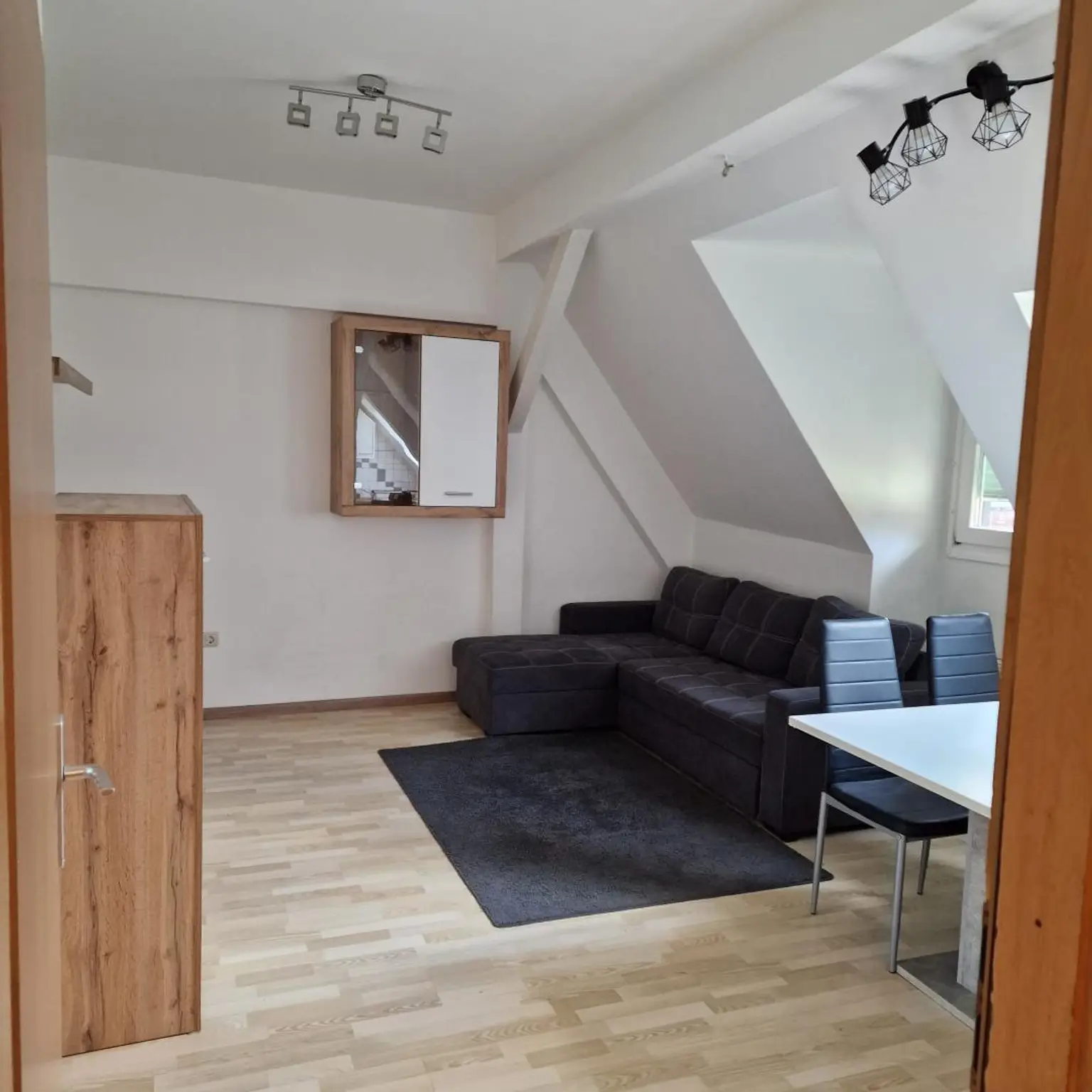 Voll möblierte 2,5-Zimmer-Dachgeschoßwohnung, 1 Monat mietzinsfrei!