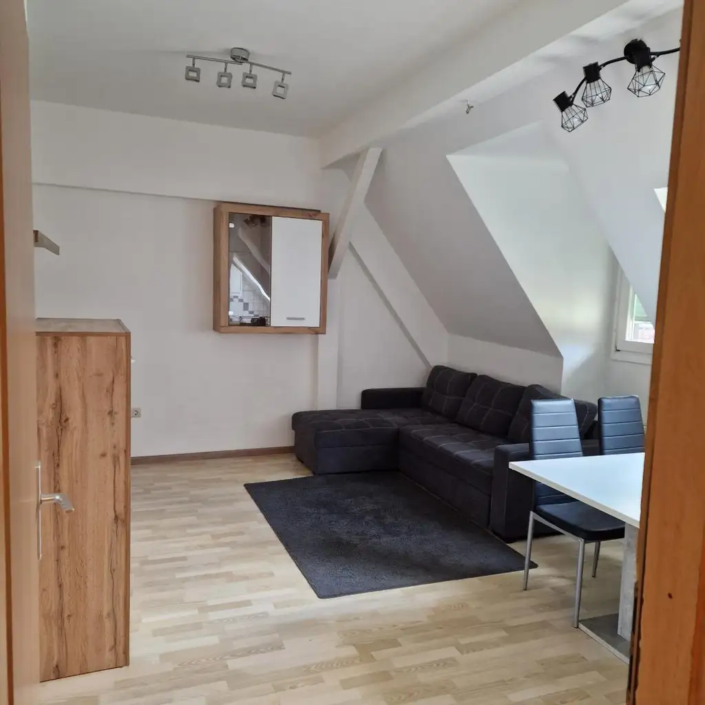 Voll möblierte 2,5-Zimmer-Dachgeschoßwohnung, 1 Monat mietzinsfrei!