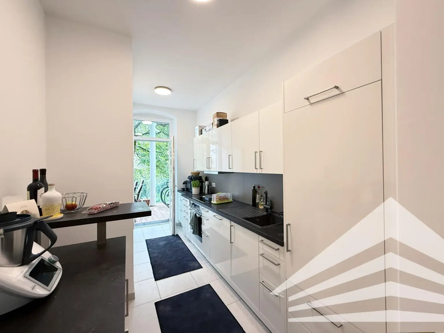 Großzügige 2 Zimmerwohnung mit Innenhofbalkon und moderner Einbauküche!