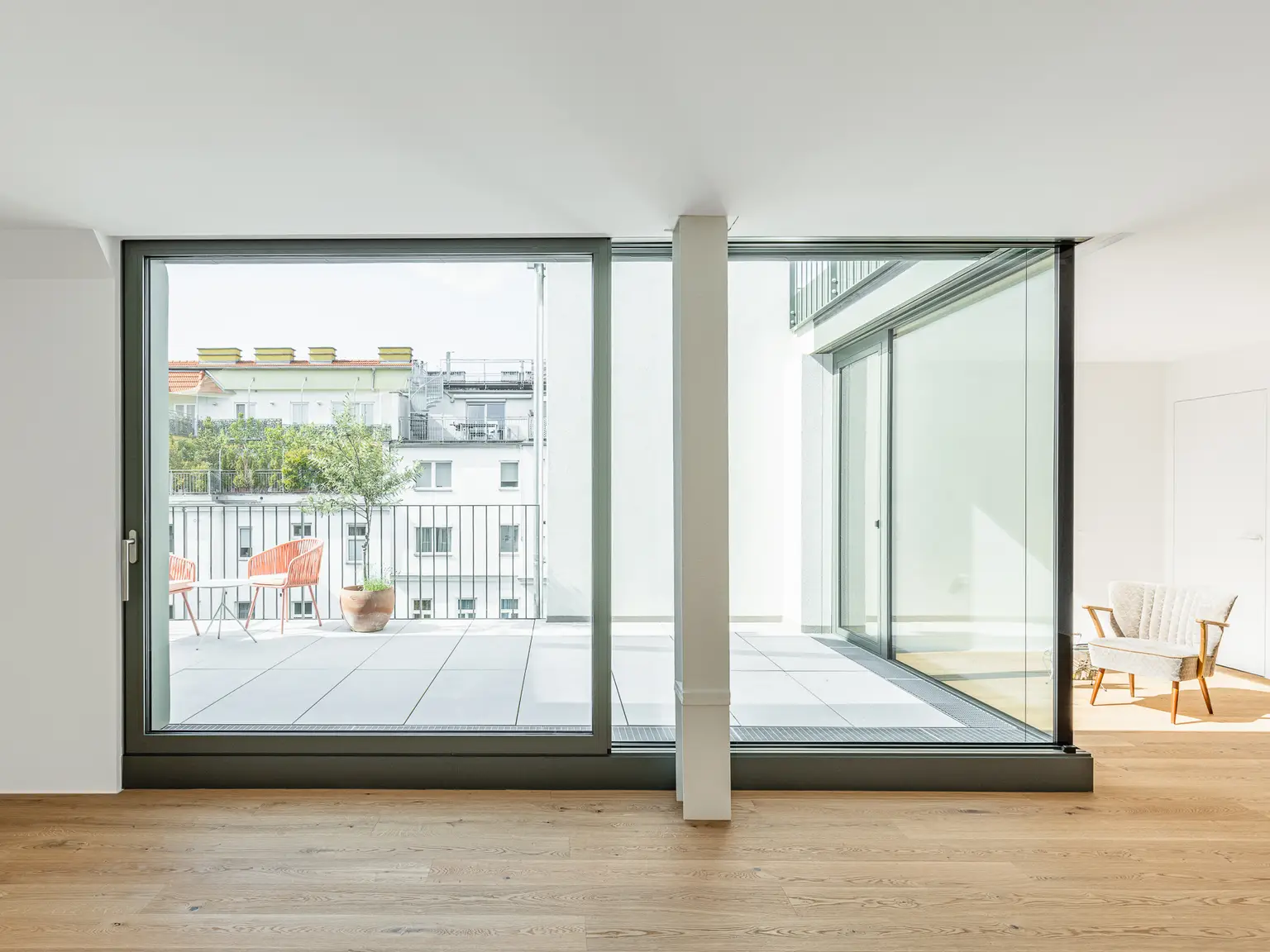 Loft-Feeling trifft Altbauflair – 3 Zimmer Erstbezug mit Terrasse nahe U6